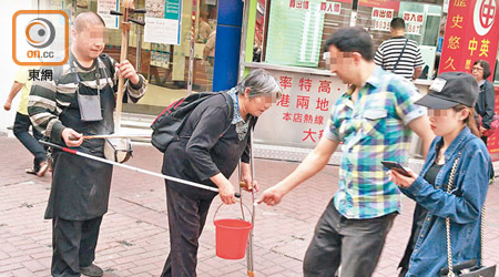 紅磡<br>「膠桶丐幫」在黃埔新邨一帶乞錢，「領航員」換了另一名女子。