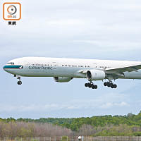 圖為國泰波音777型號航機。（資料圖片）