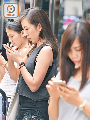 市民日常生活愈來愈需要智能電話。(資料圖片)