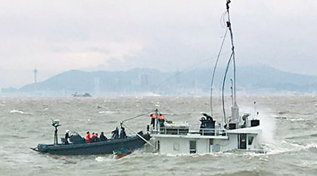 散貨船幾乎沒頂時，海關拯救七名船員。（互聯網圖片）