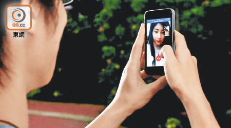 WhatsApp月中新增Video Call功能，用家可與對方進行視像通話，引起用家的回響。（吳康琦攝）