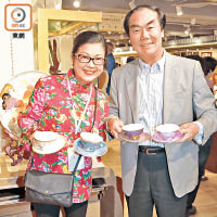 香港耀能協會董事彭徐美雲（左）畫咗幾個瓷杯參加義賣，眨下眼就被丈夫彭曉明（右）掃貨買走，兩人一唱一和做善事好合拍。