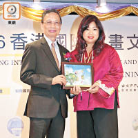 香港耀能協會主席梁乃江（左）向香港瓷畫會會長余徐菊霞（右）送上殘障人士作品，以答謝她為協會籌款。