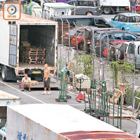 三祝街亂象<br>三祝街露天停車場的泊車位長期被人用雜物霸佔，阻礙其他車輛停泊。