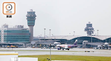 有私人飛機降落本港機場時飛行高度低於標準七成六，但民航處空管人員在飛機距離機場七海里時才發現事件。