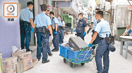 警員在長洲東堤小築單位內檢走證物。（黃子源攝）