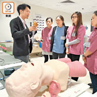 香港急症科醫學院每年定期舉行臨床模擬訓練，提升醫護人員的技術和信心。（黃仲民攝）