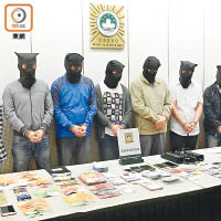 司警人員今年四月拘捕八名男女，懷疑涉及假卡集團。（資料圖片）