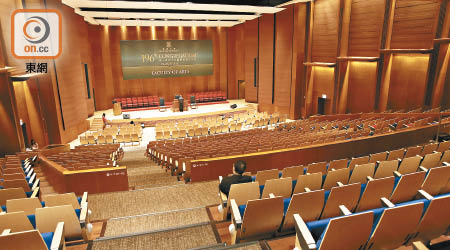 舉行護理系畢業禮的李兆基會議中心大會堂只有約九百個座位。（黃偉邦攝）