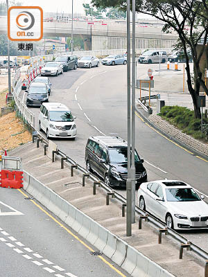 中環區假日亂泊車情況嚴重。（黃雄攝）