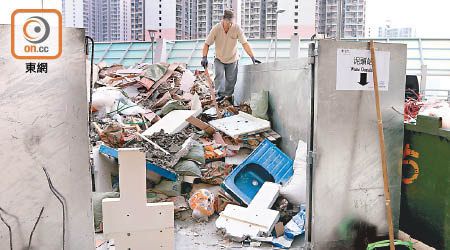 樓下專門收集建築廢料的回收站，堆滿不少被拆除的鋅盆。