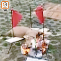 當街活燒<br>湖北武漢保安當街將小狗活活燒死。