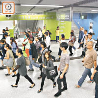 南港島線（東段）通車後，金鐘站轉車模式改變，市民需時熟習。