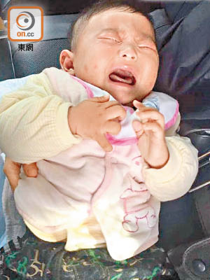 女嬰被發現時放聲大哭，身穿內地品牌嬰兒服。