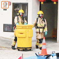 消防用膠桶檢走懷疑雙氧水。