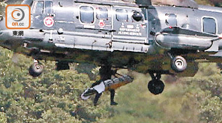 直升機將遺體吊起運走。