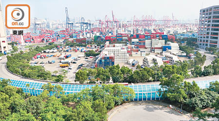 青鴻路地皮附近有貨櫃碼頭和貨櫃場，改建公屋一直有爭議。（資料圖片）