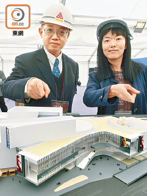 區惠英（右）、廖志豪（左）指東九文化中心將使用玻璃外牆。（羅錦鴻攝）
