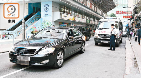 房車擋風玻璃遭石屎轟穿。（馬竟峯攝）