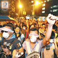 梁振英管治下警民衝突增加，口罩眼罩變成常見的示威裝備。