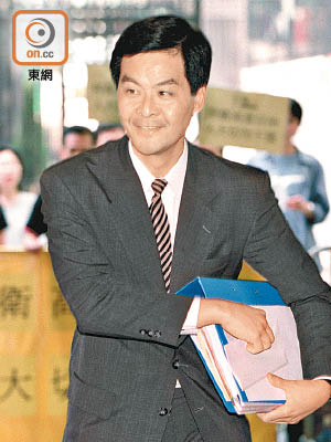 梁振英在九九年接替鍾士元，出任行政會議召集人。