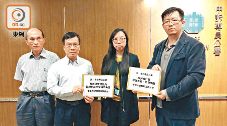 香港大學教師及教職員會昨向申訴專員公署投訴研資局和審計署，左二為張星煒。（受訪者提供）