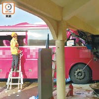 旅遊車在江原道發生車禍，車頭撞上建築物上蓋。（讀者提供）