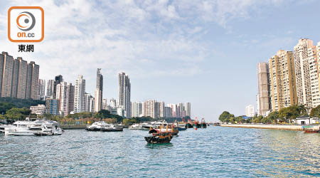 本港內海港也告淪陷，香港仔碼頭沿岸被垃圾破壞景觀。