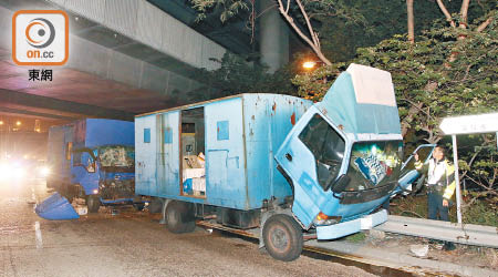 警方在車禍現場調查。（沈厚錚攝）