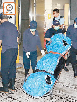 仵工將死者遺體舁送殮房。（林兆崙攝）