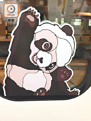 熊貓<br>南港島線的車門及窗邊有熊貓動物圖案。（互聯網圖片）