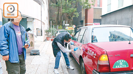 被劫司機（左）在場協助調查。（馬竟峯攝）