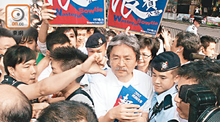 曾俊華當年幫曾蔭權落區推銷政改，被示威者圍堵。（資料圖片）