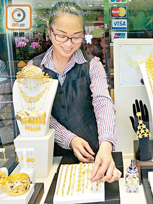 小型金飾店批評，因《競爭條例》生效後沒有商會定價作參考，令經營變得更加困難。（資料圖片）