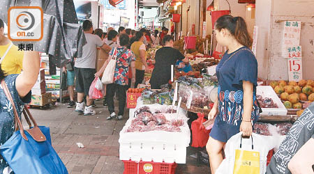 店舖阻街定額罰款實施兩個月共收到七十三宗有關食環署執法的投訴。（資料圖片）