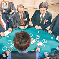 日本國會議員早年在東京體驗玩撲克牌。（資料圖片）