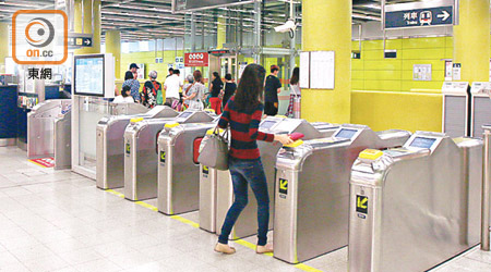 港鐵多扣車資，四百多位由調景嶺站進出的乘客被多扣八角。（資料圖片）