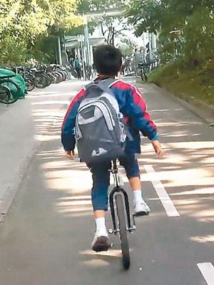 小學生在單車徑踩單輪車，被質疑違法。（fb「我真心撐警察極醜惡」影片截圖）