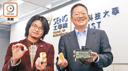 蘇孝宇（右）和張健鋼（左）以軟件進行「解噪」，令藍芽耳機變成助聽器。（賴啟燊攝）