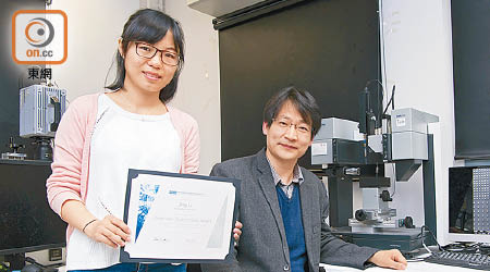 城大博士生李京（左）贏得「傑出研究生金獎」。右為城大機械及生物醫學工程學系副教授王鑽開。