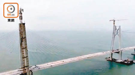 港珠澳大橋主體橋的橋面鋪裝工程進入「衝刺階段」。（電視畫面）