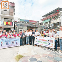 警方昨午舉行「捲聲行動」，到西貢蠔涌村宣傳預防爆竊。（陳章存攝）