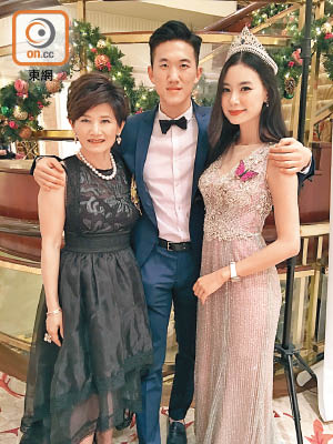 歐陽珍（左）獲兒子章馳（中）及獲選為泰國小姐季軍嘅未來新抱（右）現身撐場。