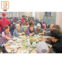 有團體昨邀請逾二百名獨居並領取綜援長者吃冬至飯。（香港防止虐待長者協會提供）