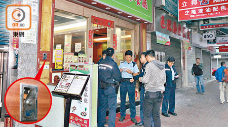 荃灣有茶餐廳電閘掣開關蓋被撬毀，警方在場調查。（沈厚錚攝）