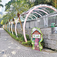 香港動植物公園的指示牌，以雀鳥的剪影為主題，帶市民到香港公園參觀。（政府新聞處）