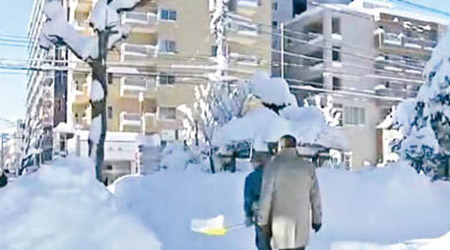 日本北海道札幌市錄得五十年來十二月最大風雪及積雪，影響居民生活。（電視畫面）