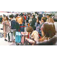 雪封機場，札幌市新千歲機場六千旅客被迫滯留過夜。（電視畫面）