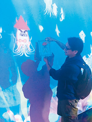 鄧家彪將自己劃嘅邪惡魷魚投影為動畫。（互聯網圖片）