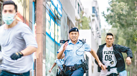 有網民發現便衣警（右）T恤有「FLUKE」字樣。（香港警察 Hong Kong Police fb圖片）
